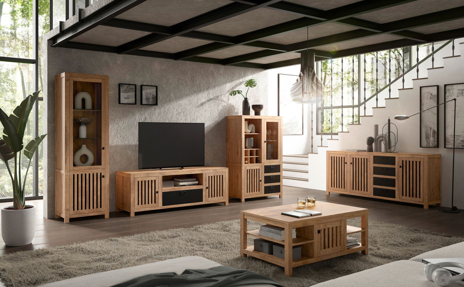 Wohnzimmer mit modernen Holzmöbeln, darunter ein Couchtisch, ein Lowboard mit Fernseher, eine Vitrine und ein Sideboard, aus einer leicht erhöhten Perspektive fotografiert.