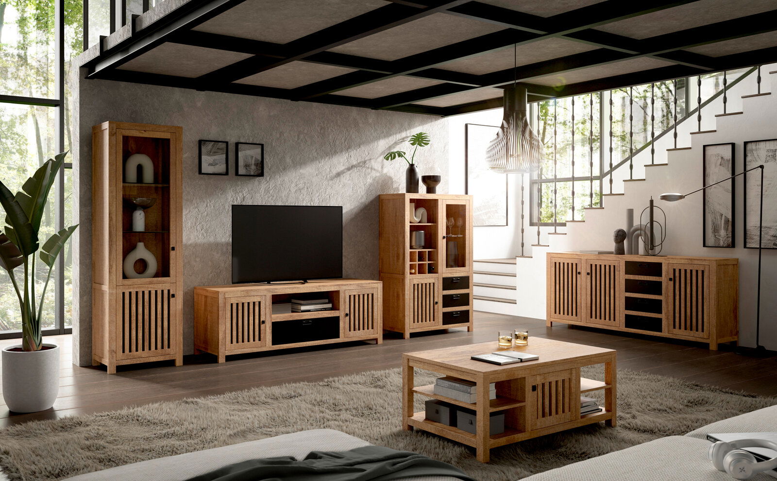 Wohnzimmer mit modernen Holzmöbeln, darunter ein Couchtisch, ein Lowboard mit Fernseher, eine Vitrine und ein Sideboard, aus einer leicht erhöhten Perspektive fotografiert.