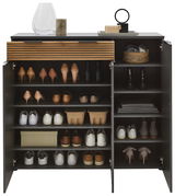 Schuhschrank mit offenen Türen, gefüllt mit verschiedenen Schuhen und Accessoires, aus frontaler Perspektive.