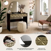 Schminktisch mit rundem Spiegel, Schublade mit 3D-gefräster MDF-Front, und Hocker in einem modernen Raum, seitliche Perspektive