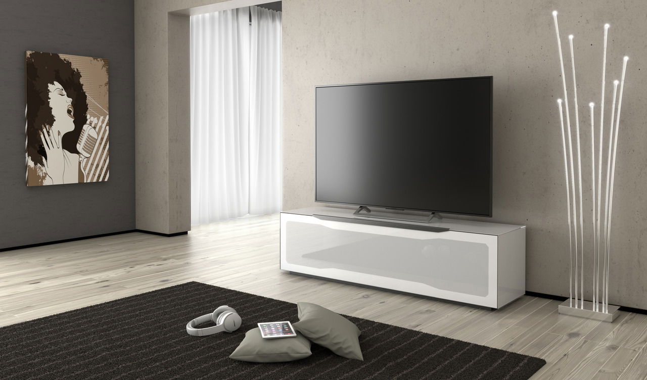 Munari TV-Lowboard RAVENNA Modernes TV-Lowboard in Weiß mit Hochglanzoberfläche, frontal betrachtet, in einem stilvollen Wohnzimmer mit großem Flachbildfernseher, Kunstwerk an der Wand und eleganter Stehlampe.