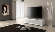 Modernes TV-Lowboard in Weiß mit Hochglanzoberfläche, frontal betrachtet, in einem stilvollen Wohnzimmer mit großem Flachbildfernseher, Kunstwerk an der Wand und eleganter Stehlampe.
