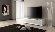 Modernes TV-Lowboard in Weiß mit Hochglanzoberfläche, frontal betrachtet, in einem stilvollen Wohnzimmer mit großem Flachbildfernseher, Kunstwerk an der Wand und eleganter Stehlampe.