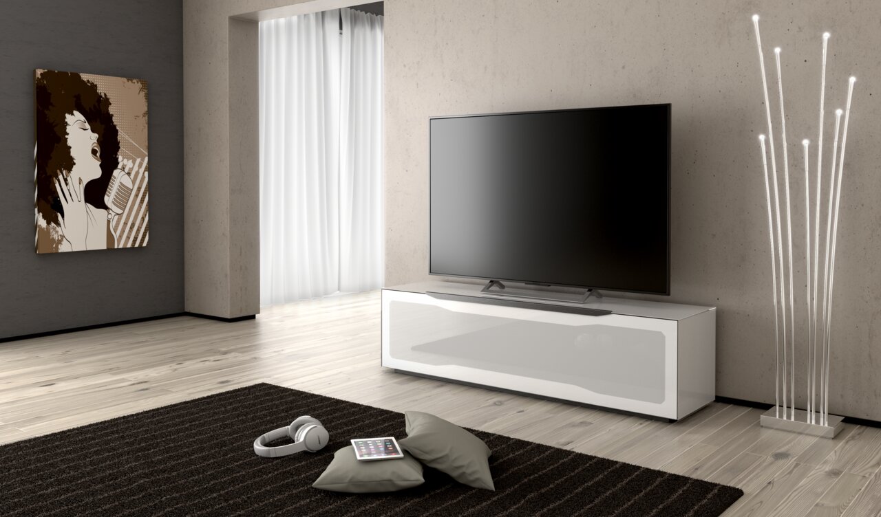 Modernes TV-Lowboard in Weiß mit Hochglanzoberfläche, frontal betrachtet, in einem stilvollen Wohnzimmer mit großem Flachbildfernseher, Kunstwerk an der Wand und eleganter Stehlampe.