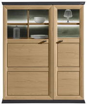 Frontansicht eines modernen Highboards aus Holz mit Glaseinsätzen und Beleuchtung, dekoriert mit Geschirr.