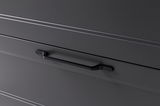 Nahaufnahme eines modernen, dunklen Schubladengriffs an einem Waschtisch-Set, seitliche Perspektive