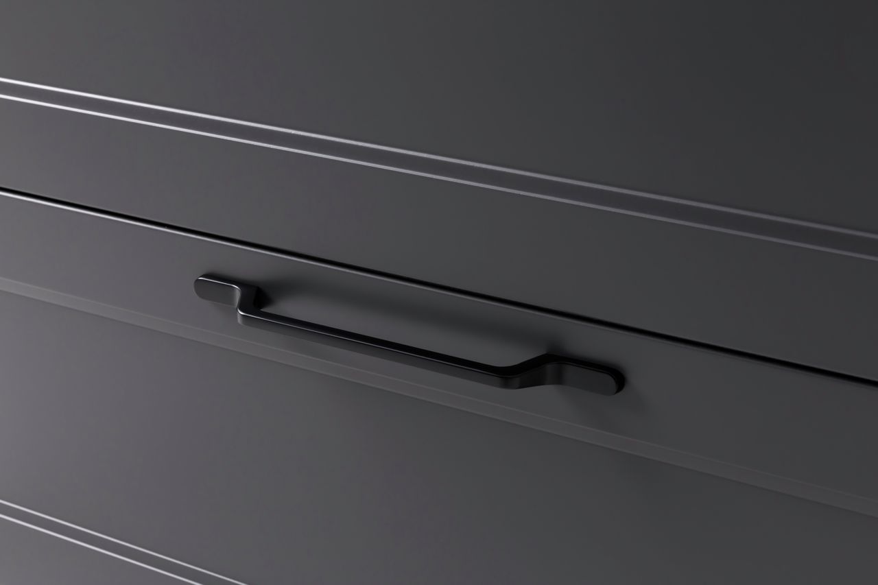 Nahaufnahme eines modernen, dunklen Schubladengriffs an einem Waschtisch-Set, seitliche Perspektive