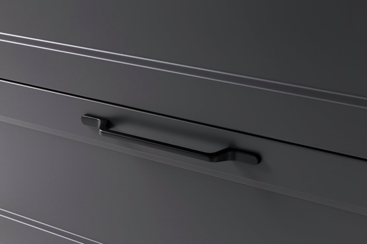 Nahaufnahme eines modernen, dunklen Schubladengriffs an einem Waschtisch-Set, seitliche Perspektive