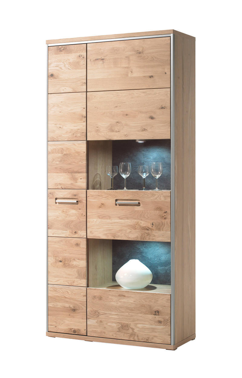 Kombi-Vitrine aus hellem Holz mit Glaseinsätzen, beleuchtet, frontal abgebildet.
