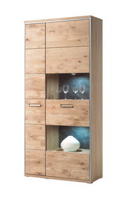 Kombi-Vitrine aus hellem Holz mit Glaseinsätzen, beleuchtet, frontal abgebildet.