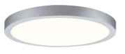 Runde LED-Deckenleuchte mit silbernem Rahmen und opaler Abdeckung, Ansicht von unten in leichter Perspektive