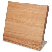 Magnetischer Messerblock aus Holz in schräger Perspektive