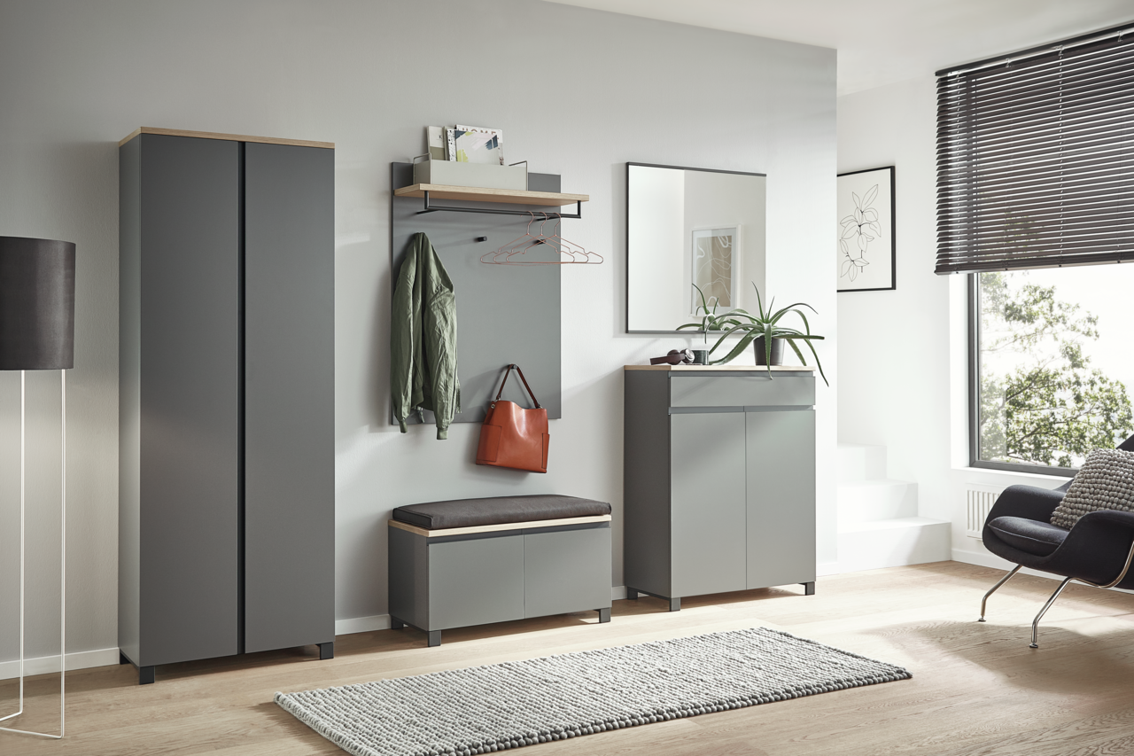 Dieter Knoll Garderobenbank SORRENT Moderne Garderobeneinrichtung in Grau mit Schuhschrank, Garderobenpaneel, Sitzbank und Spiegel, seitliche Perspektive.