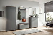 Moderne Garderobeneinrichtung in Grau mit Schuhschrank, Garderobenpaneel, Sitzbank und Spiegel, seitliche Perspektive.