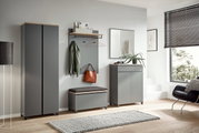Moderne Garderobeneinrichtung in Grau mit Schuhschrank, Garderobenpaneel, Sitzbank und Spiegel, seitliche Perspektive.