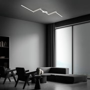 Moderne LED Deckenleuchte in Aluminium und Chrom, von unten betrachtet in einem stilvollen Wohnzimmer mit großen Fenstern.