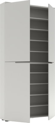 Weißer, hoher Schrank mit zwei geöffneten Türen und mehreren Einlegeböden, Ansicht schräg von vorn.