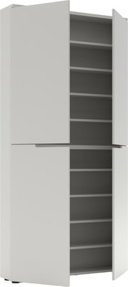 Witte, hoge kast met twee open deuren en meerdere legplanken, schuin vooraanzicht.