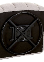 Unterseite eines Drehsessels mit schwarzem Metallgestell, Perspektive von unten