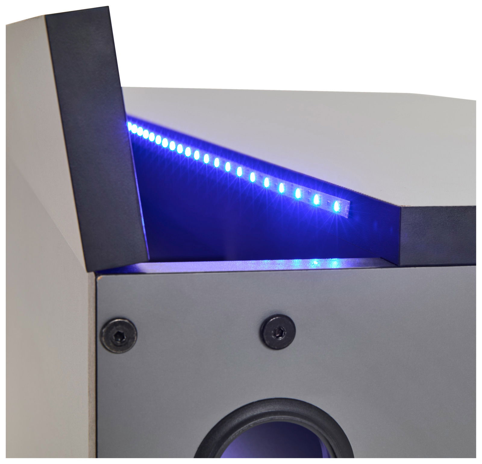 Nahaufnahme eines Gamingtisches mit blauer LED-Beleuchtung und Lautsprecher, seitliche Perspektive