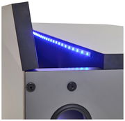 Nahaufnahme eines Gamingtisches mit blauer LED-Beleuchtung und Lautsprecher, seitliche Perspektive