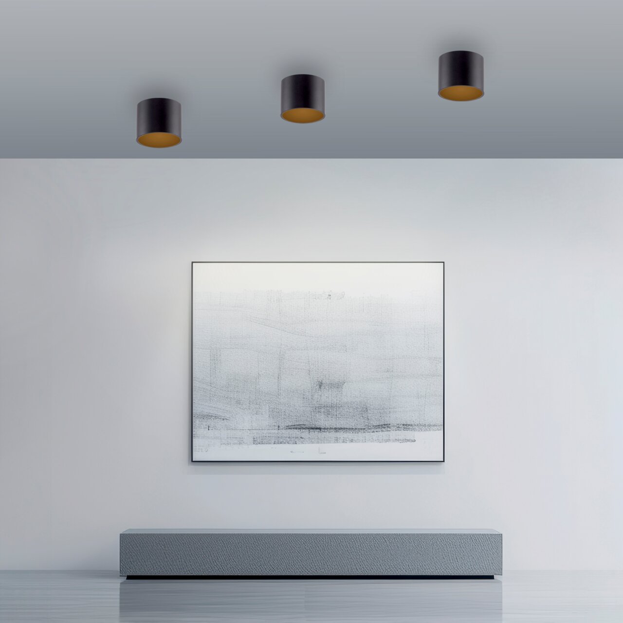 Neuhaus Pure LED-Deckenleuchte PURE POINT Drei schwarze LED-Deckenleuchten PURE POINT von Neuhaus, montiert an einer grauen Decke, beleuchten einen modernen Raum mit einem großen abstrakten Kunstwerk an der Wand. Perspektive von unten.