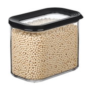 Vorratsdose Modula 1000 ml mit schwarzem Deckel, gefüllt mit kleinen weißen Kügelchen, aus seitlicher Perspektive fotografiert.