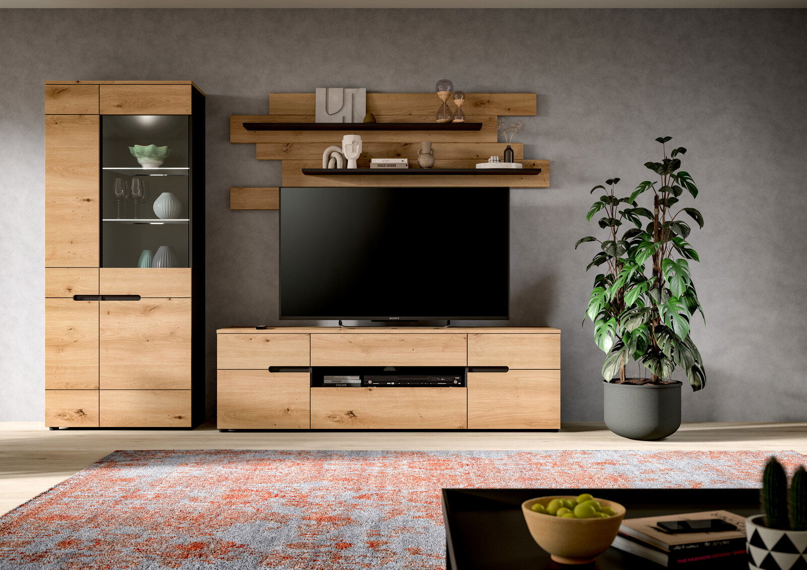 Moderne Wohnwand aus hellem Holz mit Vitrine links, TV-Lowboard und zwei Wandregalen über einem Flachbildfernseher, frontal aus Augenhöhe im Wohnzimmer fotografiert.