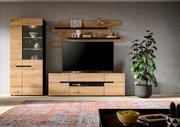 Moderne Wohnwand aus hellem Holz mit Vitrine links, TV-Lowboard und zwei Wandregalen über einem Flachbildfernseher, frontal aus Augenhöhe im Wohnzimmer fotografiert.