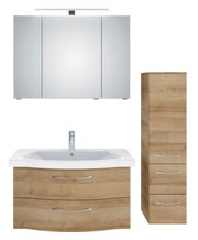 Badezimmermöbel-Set bestehend aus einem Spiegelschrank, einem Waschbeckenunterschrank mit Waschbecken und einem hohen Schrank, in Holzoptik, Frontalansicht
