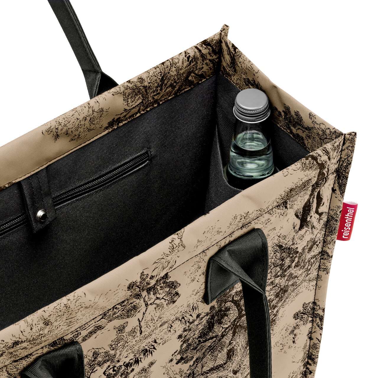 Detailansicht einer offenen Einkaufstasche mit dekorativem Muster, einer Flasche im Inneren und einem Reißverschlussfach.