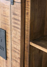 Nahaufnahme eines rustikalen Highboards aus Holz mit Metallbeschlägen, seitliche Perspektive.