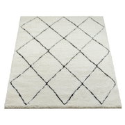 Cremeweißer Hochflor-Teppich mit schwarzem Rautenmuster, aus leicht erhöhter Frontalperspektive auf weißem Hintergrund