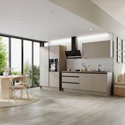 Moderne Küche mit Küchenblock Premium 335, beige Fronten, eingebautem Ofen und Dunstabzugshaube, seitliche Perspektive mit Blick auf Essbereich und große Fenster.