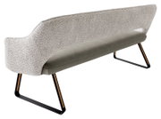 Achterkant van een moderne driezitsbank met grijze stoffen bekleding en zwarte metalen poten.