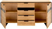 Frontale Ansicht eines modernen Sideboards aus Holz mit offenen Türen und Schubladen, die schwarzen Griffe und Akzente zeigen.