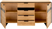 Frontale Ansicht eines modernen Sideboards aus Holz mit offenen Türen und Schubladen, die schwarzen Griffe und Akzente zeigen.