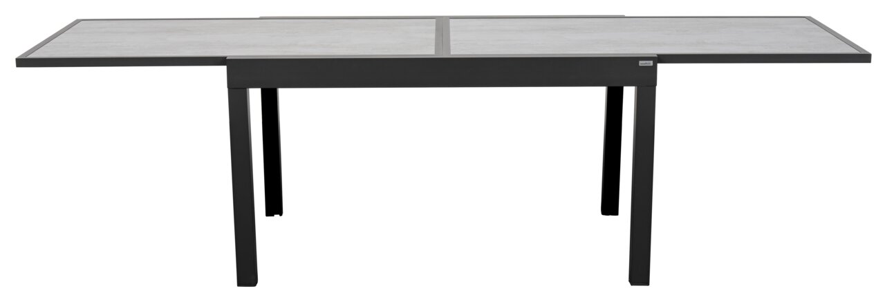Moderne tuintafel met rechthoekig tafelblad in betonlook en een zwart metalen onderstel, hier van voren afgebeeld.