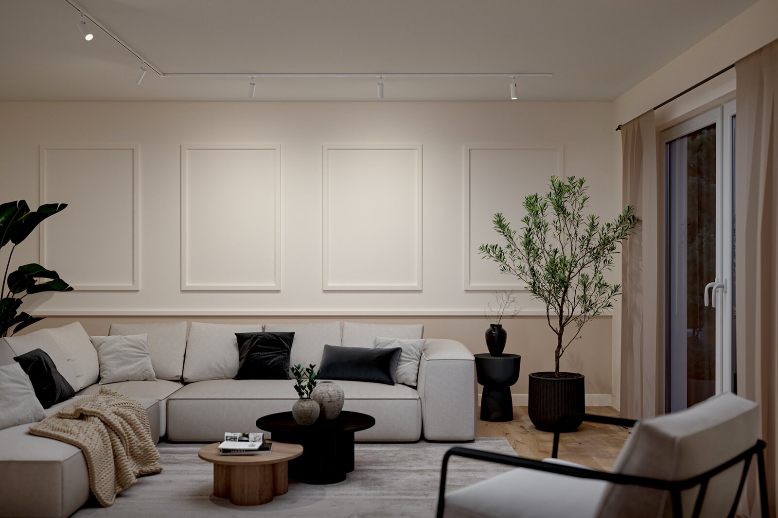 Modernes, helles Wohnzimmer mit beigem L-förmigem Sofa, Kissen und Strickdecke, runden Couchtischen aus Holz und Schwarz, großen Zimmerpflanzen und Decken-Schienenstrahlern Perspektive: frontale Weitwinkelansicht leicht von links.
