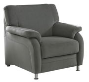 Grauer Sessel mit gepolsterten Armlehnen und Metallfüßen, seitliche Perspektive