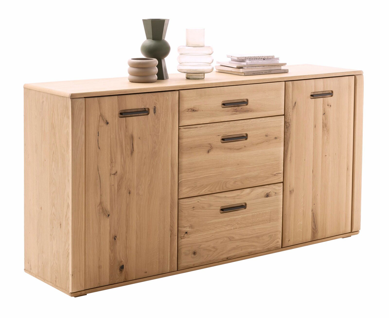 Holz-Sideboard mit zwei Türen und drei Schubladen, dekoriert mit Vasen und Büchern, seitliche Perspektive