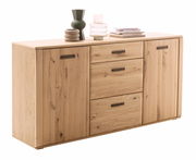 Holz-Sideboard mit zwei Türen und drei Schubladen, dekoriert mit Vasen und Büchern, seitliche Perspektive