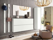 Modernes Garderobenset in einem stilvollen Wohnzimmer mit Wandspiegel, Hängeschrank und Dekorationen, seitliche Perspektive.