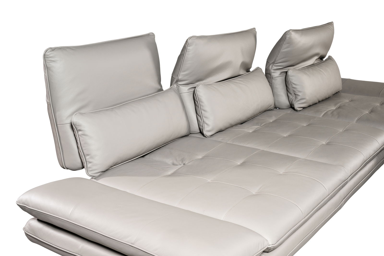 Bequeme Longchairkombination aus hellgrauem Leder mit verstellbaren Rückenlehnen und Kissen, seitliche Perspektive