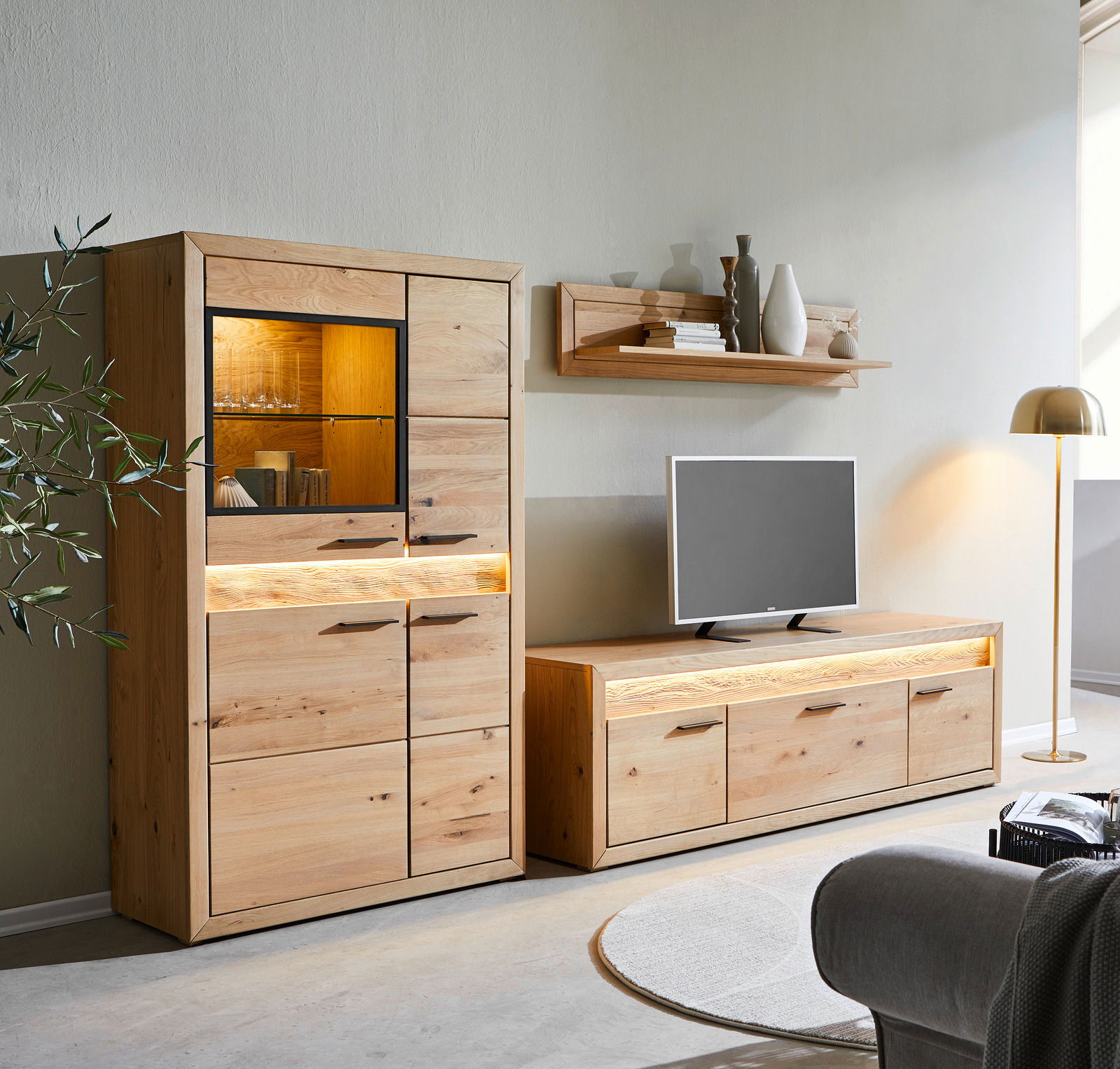 Cantus Lowboard CLEVELAND Modernes Lowboard aus Holz mit integrierter Beleuchtung, frontal fotografiert, neben einem passenden Schrank und unter einem Wandregal.