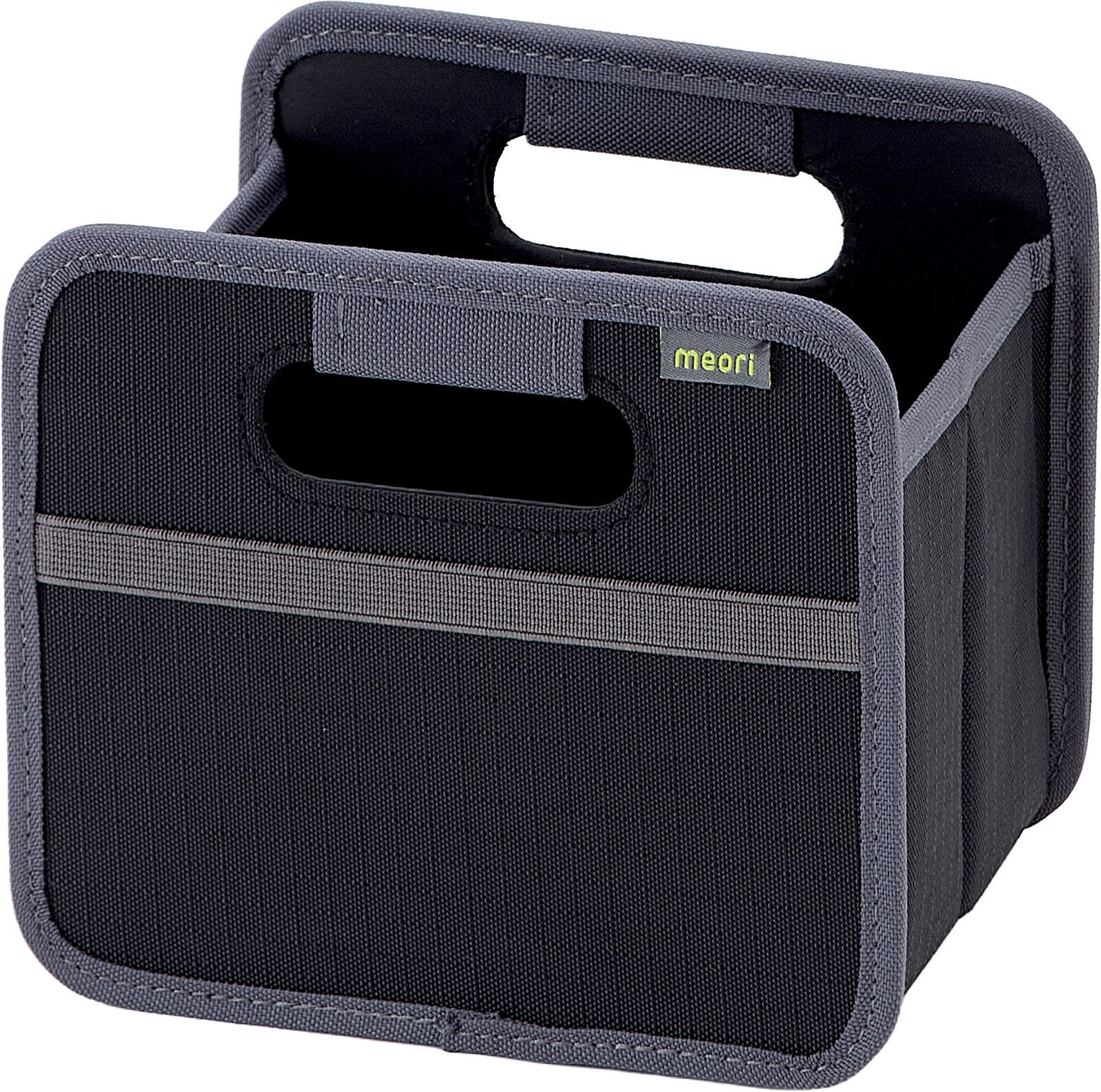 Schwarze, faltbare Aufbewahrungsbox/Organizer aus Stoff mit Tragegriffen und meori-Label, schräg von vorne (Frontansicht in leichter Seitenperspektive) freigestellt auf weißem Hintergrund