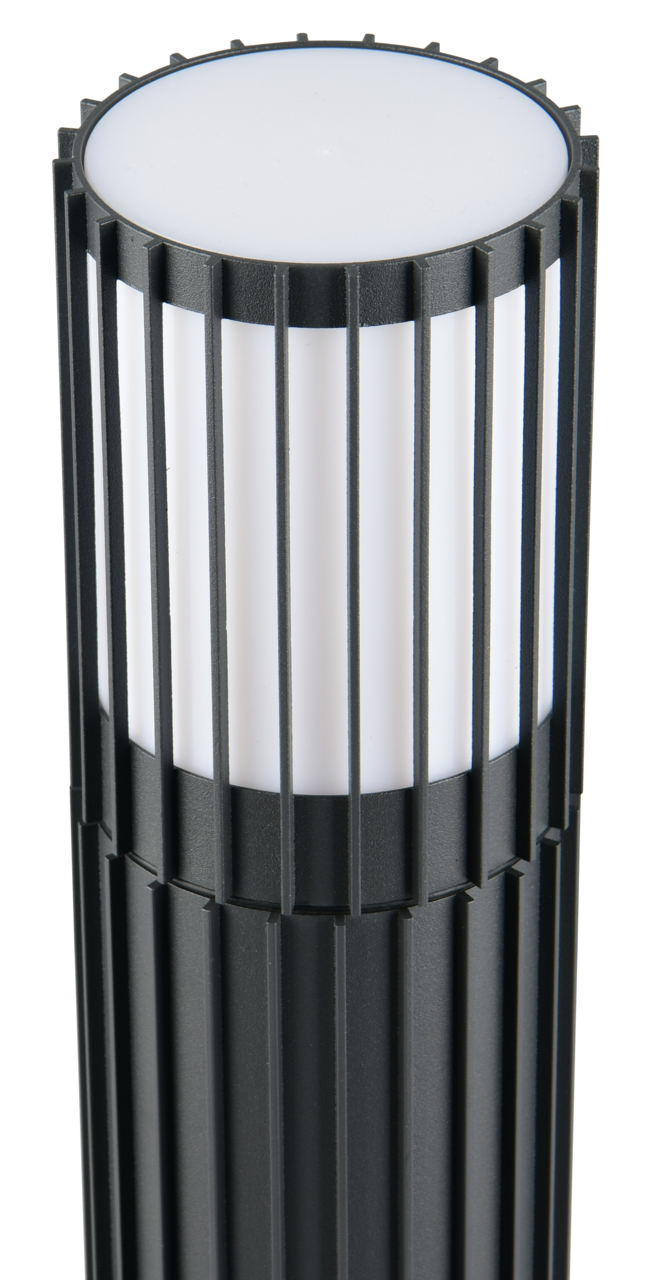 Nahaufnahme einer modernen Außen-Sockelleuchte mit vertikalen Streben und zylindrischem Design.