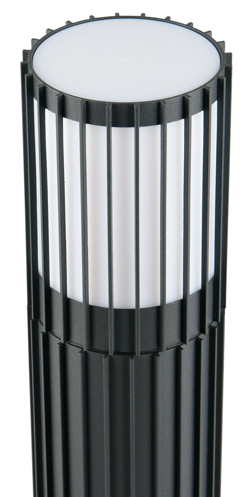 Nahaufnahme einer modernen Außen-Sockelleuchte mit vertikalen Streben und zylindrischem Design.