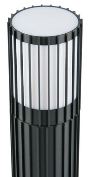 Nahaufnahme einer modernen Außen-Sockelleuchte mit vertikalen Streben und zylindrischem Design.