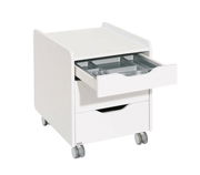 Weißer Rollcontainer mit drei Schubladen, auf Rollen, perspektivisch von vorne links gezeigt, obere Schublade geöffnet.